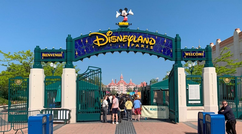 Disneyland 1 Day / 1 Park Ticket with Private Transfer
