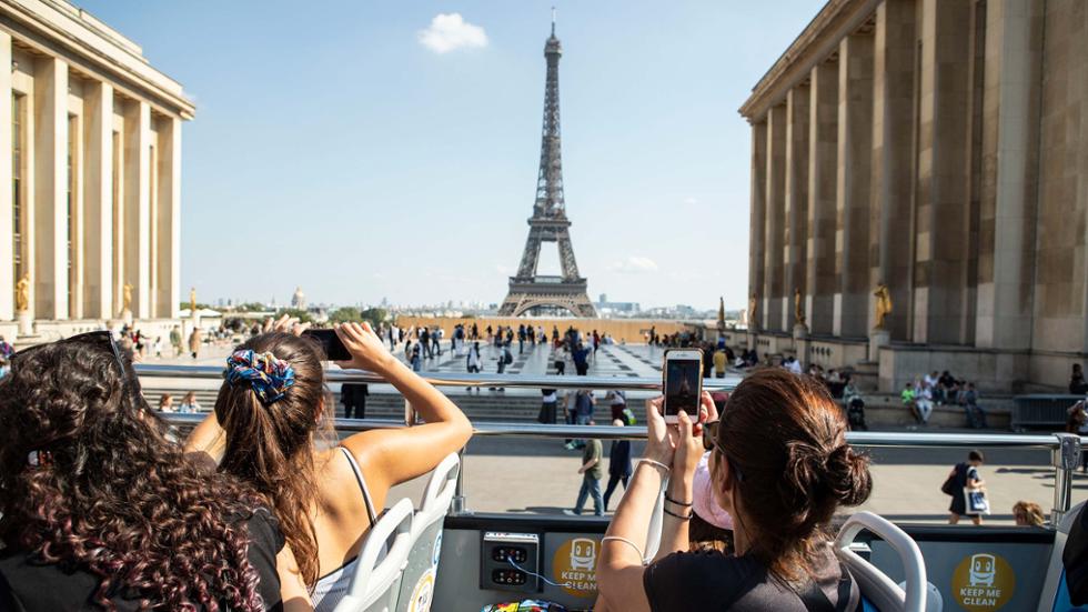 Paris Hop on Hop of Bus Tour with Seine River Cruise and Eiffel Tower Ticket (2nd floor)