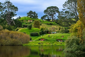 Auckland - Waitomo Caves - Hobbiton Movie Set tour - Rotorua
