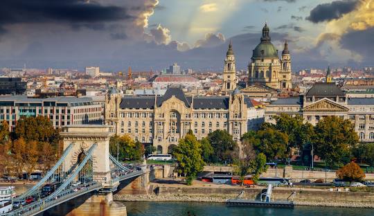 Arrival in Budapest & Boat cruise 