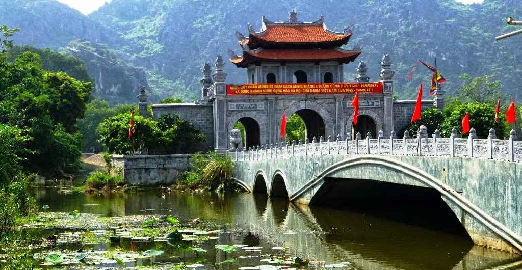 Private Full-day Ninh Binh Tour with local lunch (Hoa Lu - Tam Coc - Mua cave)