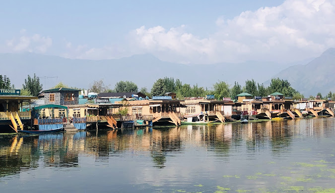 Deluxe Houseboat Stay – Dal Lake Leisure & Shopping